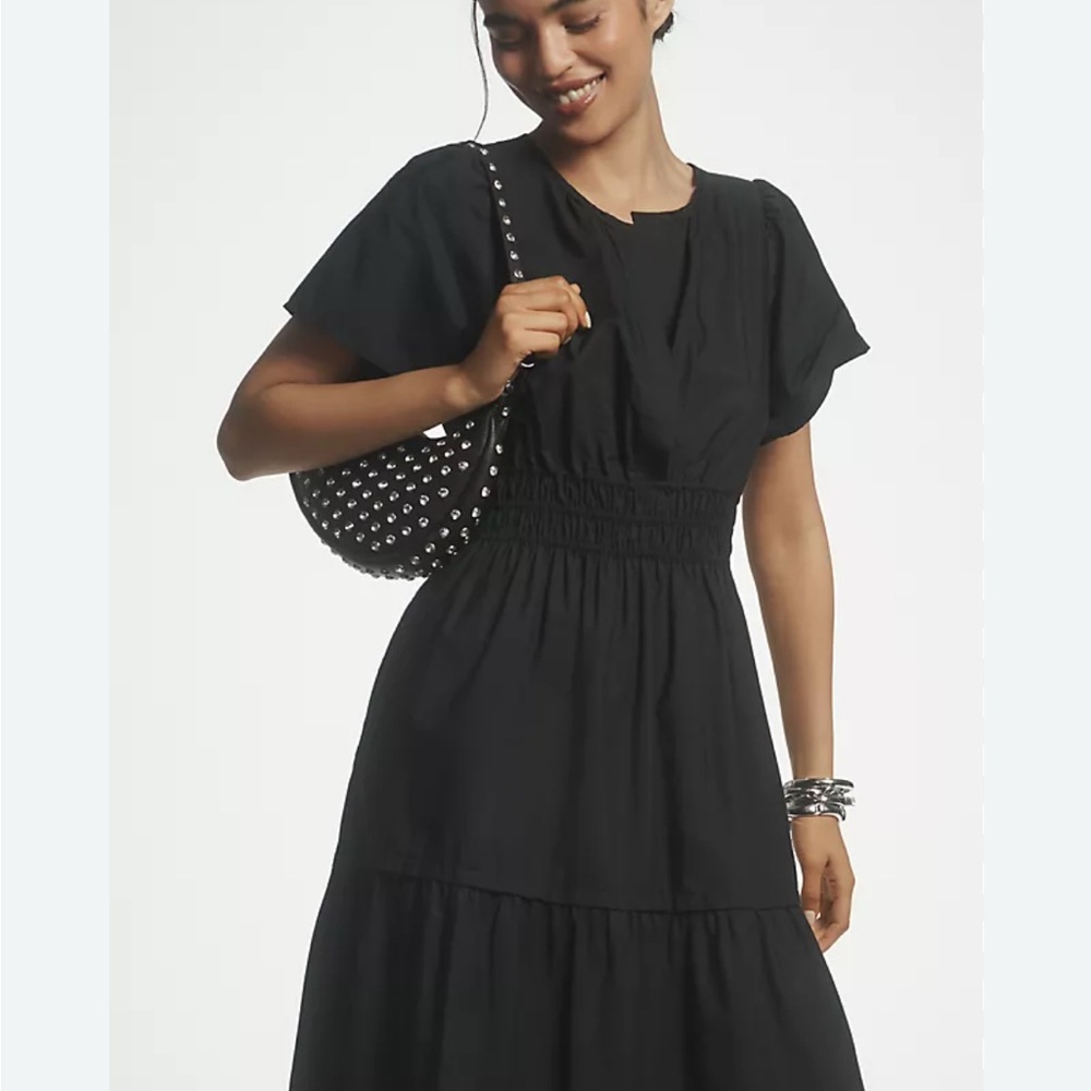 WHBM - adorable seersucker dress! Cotton blend. Size 4. Really flattering cut! - Picture 3 of 8
